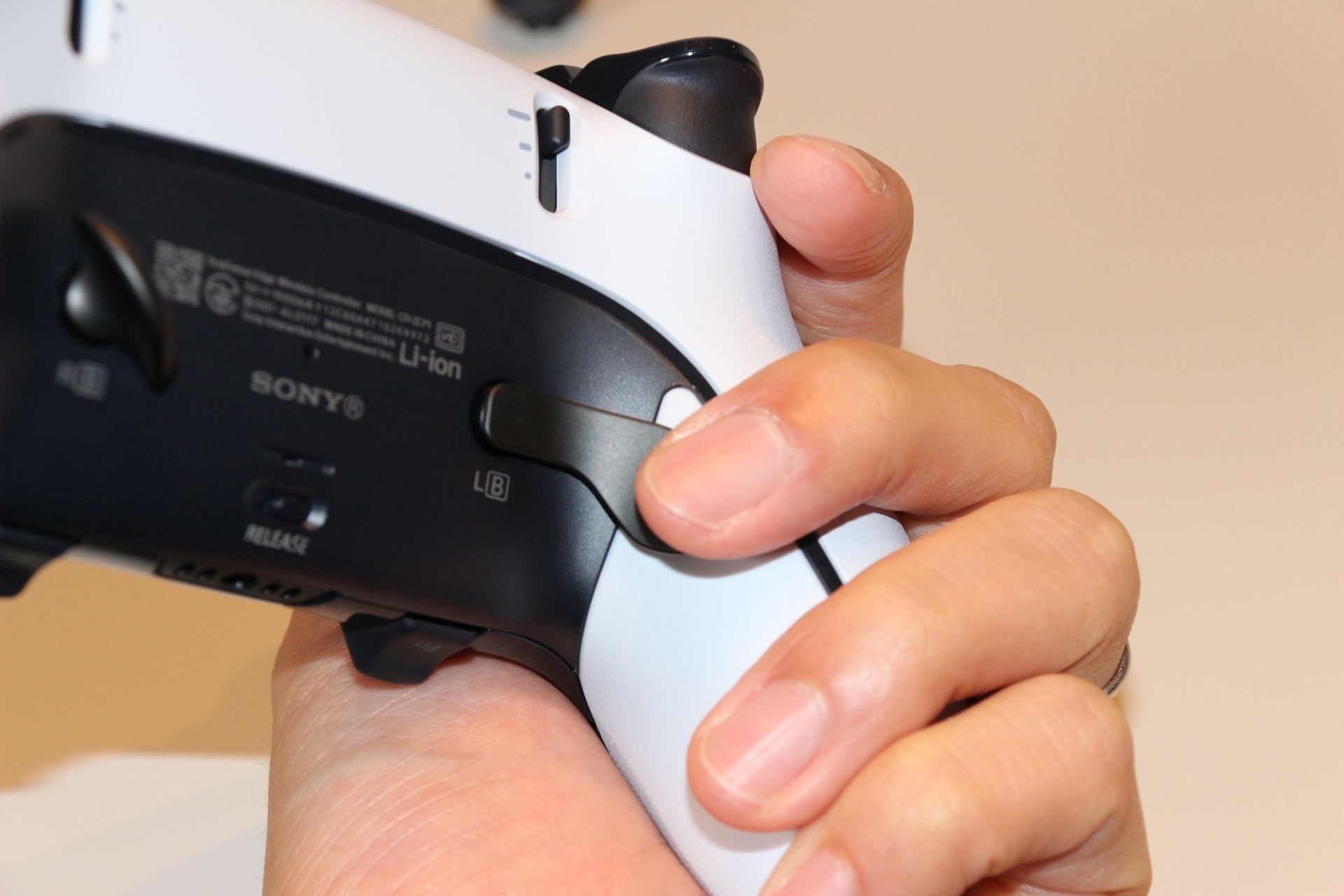 レバー型の背面ボタンパーツ