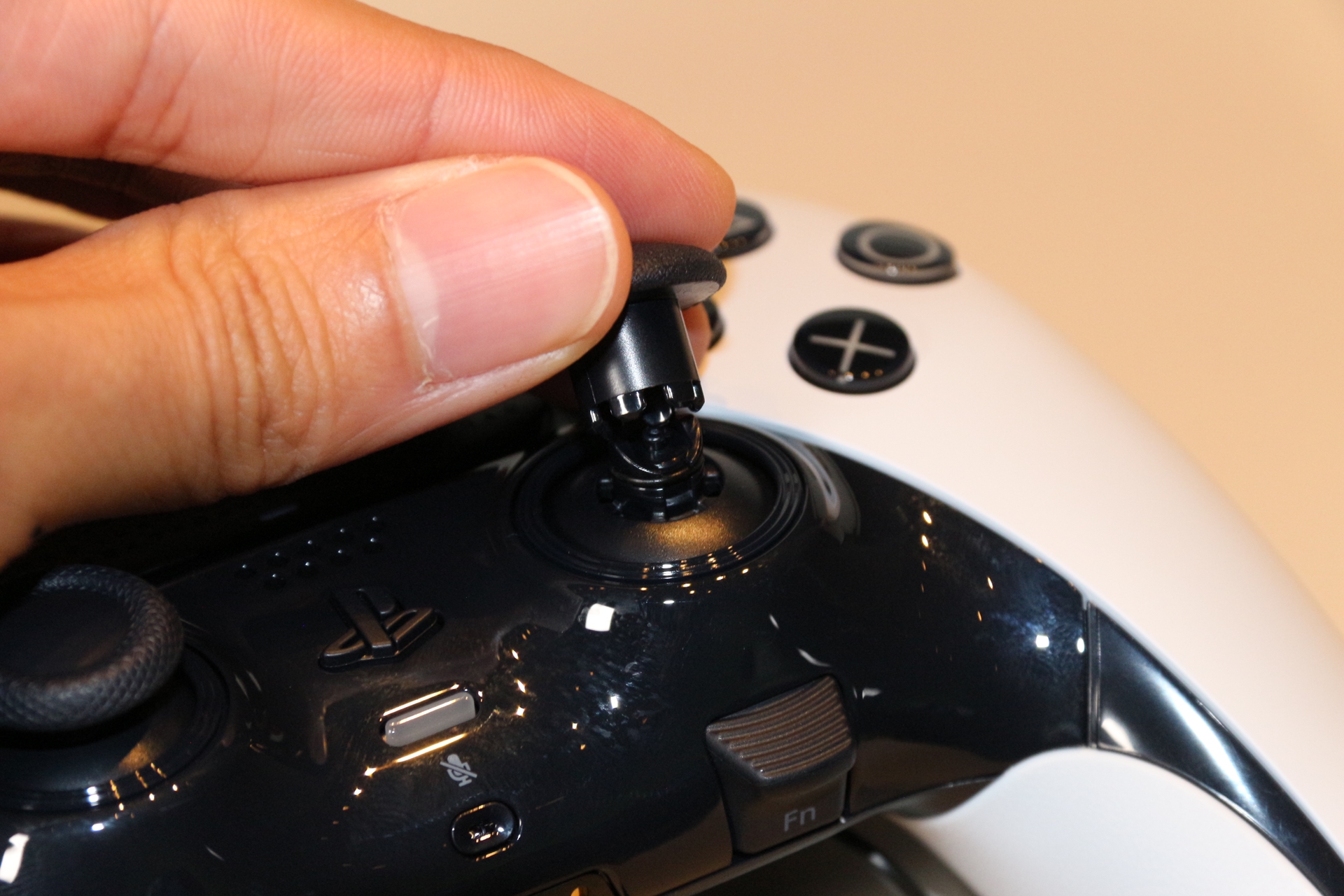 スティックのキャップ部分は引っ張るとカチッと外れて交換できる