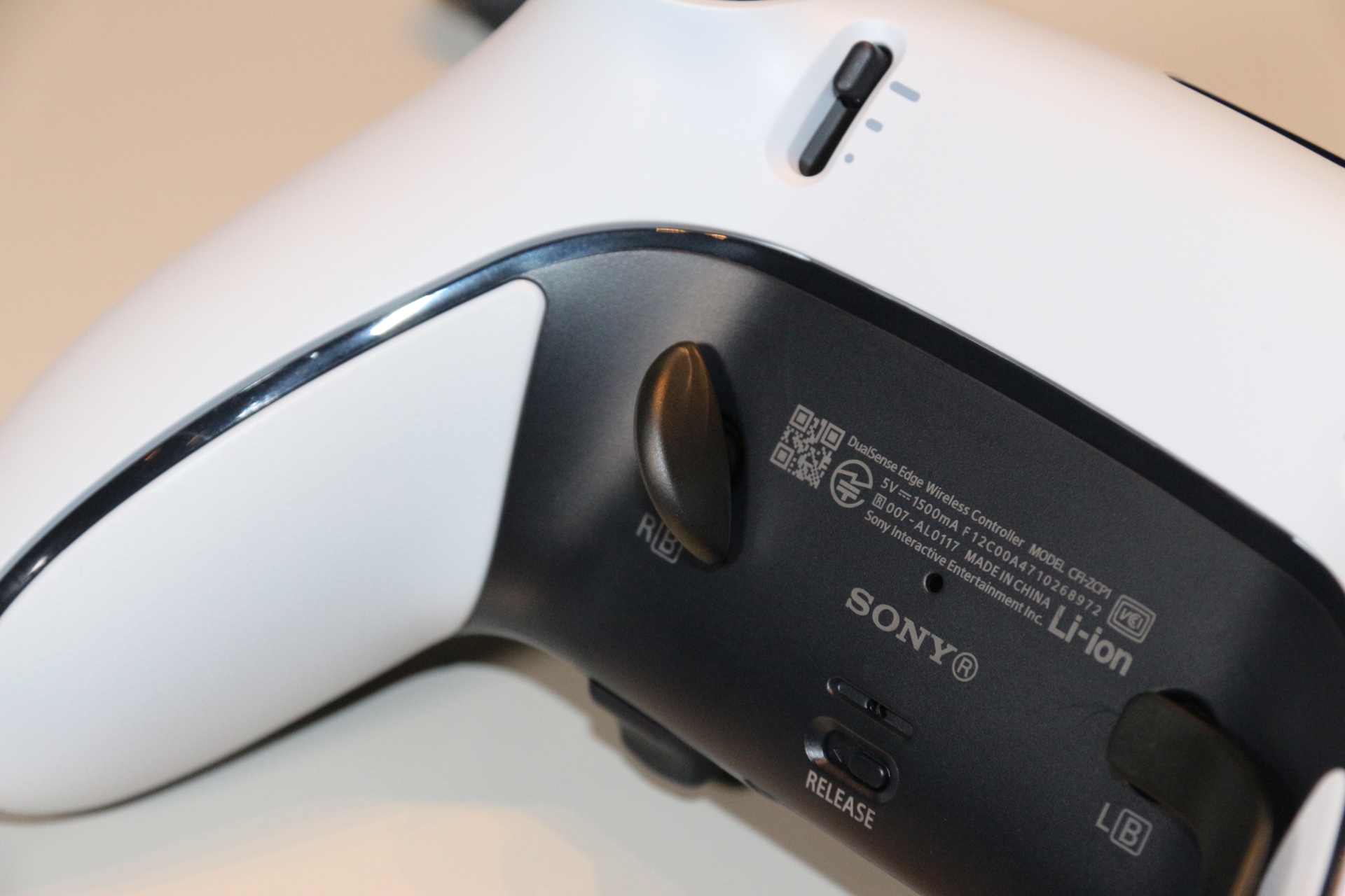 DualSense Edgeの背面ボタンの位置