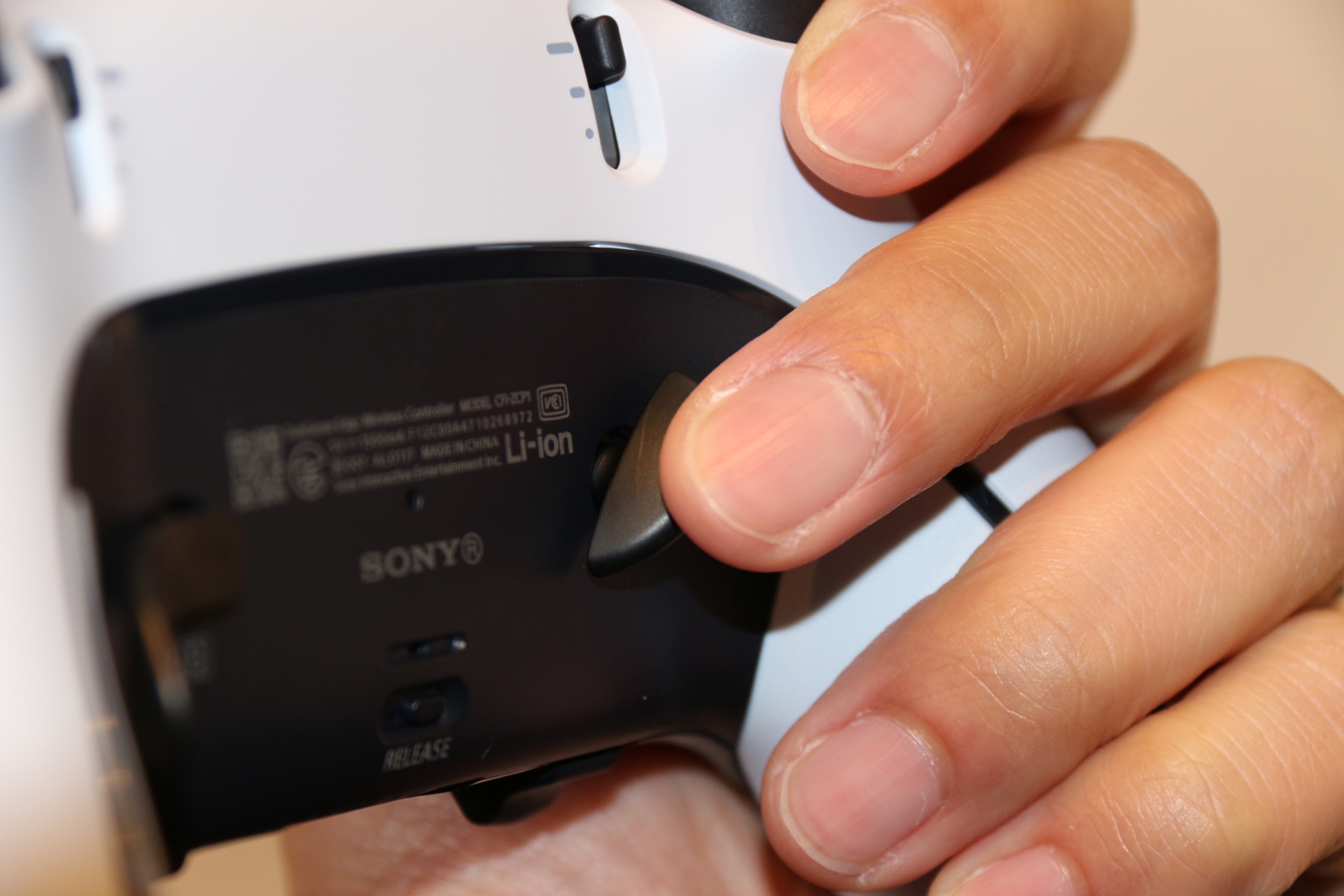 ハーフドーム型の背面ボタンパーツ