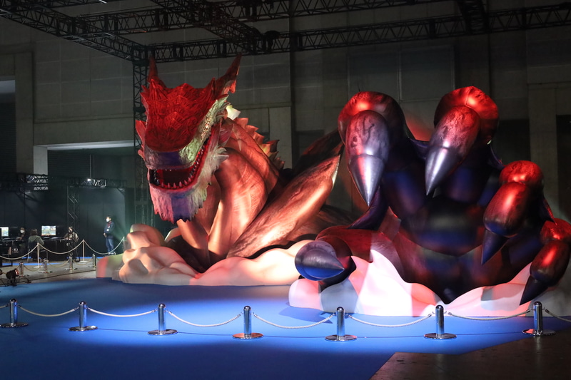 物販コーナー以外にもカチューシャやお面などちょっとしたグッズのワゴン販売が行われている