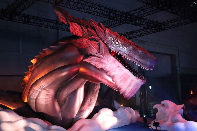 物販コーナー以外にもカチューシャやお面などちょっとしたグッズのワゴン販売が行われている