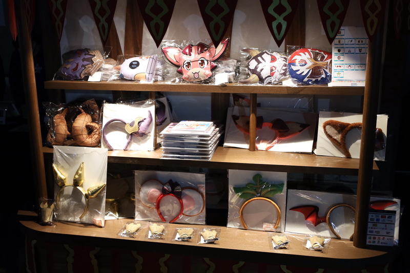 物販コーナー以外にもカチューシャやお面などちょっとしたグッズのワゴン販売が行われている