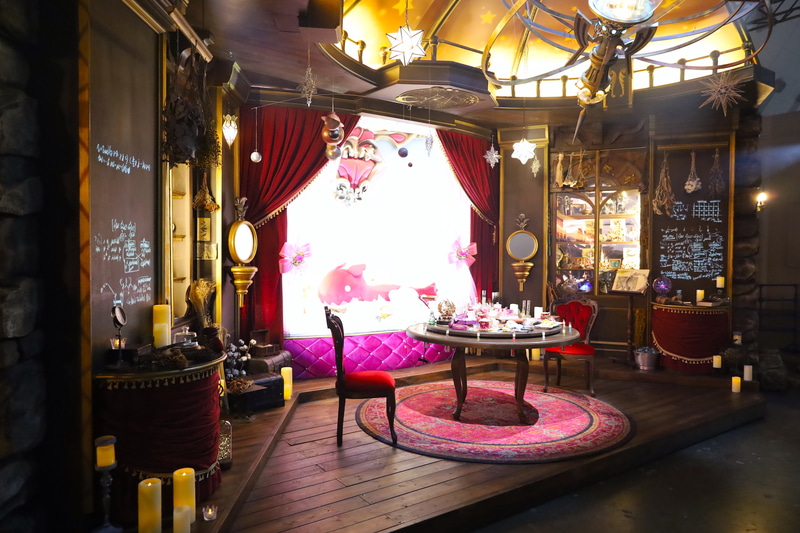 カリオストロの錬金実験室。椅子に実際に座って写真撮影も可能