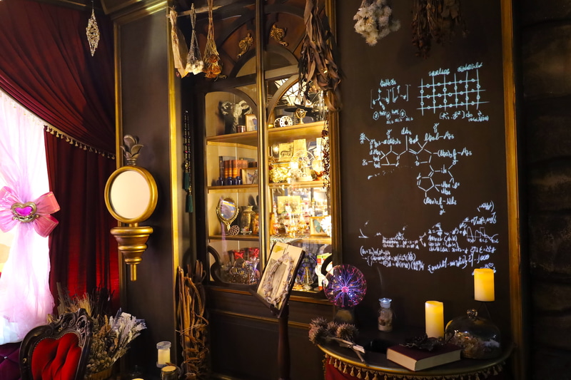 カリオストロの錬金実験室。椅子に実際に座って写真撮影も可能