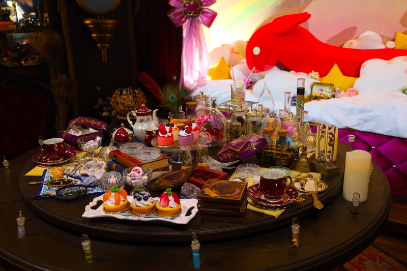 カリオストロの錬金実験室。椅子に実際に座って写真撮影も可能