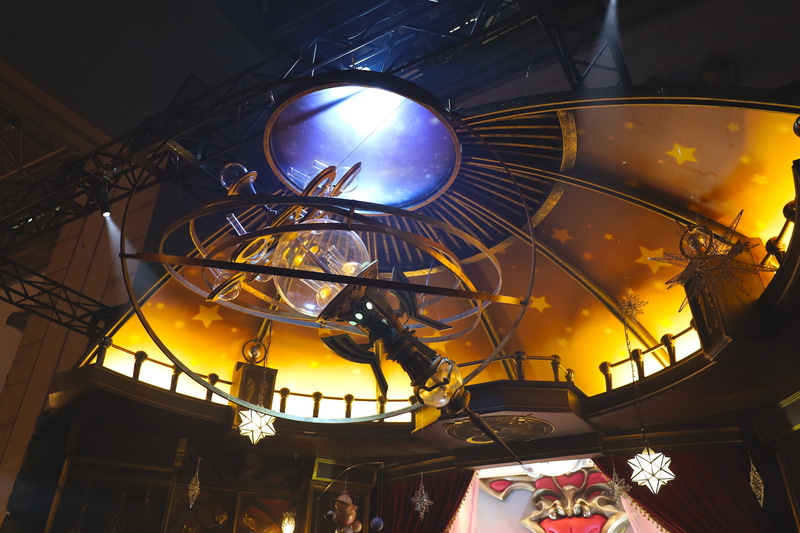 カリオストロの錬金実験室。椅子に実際に座って写真撮影も可能