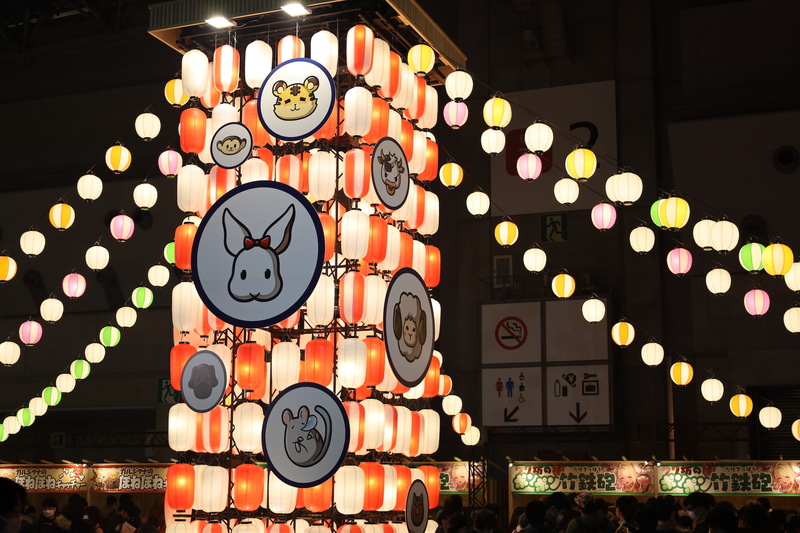 巨大な提灯やぐら。会場はまるでお祭りの雰囲気に