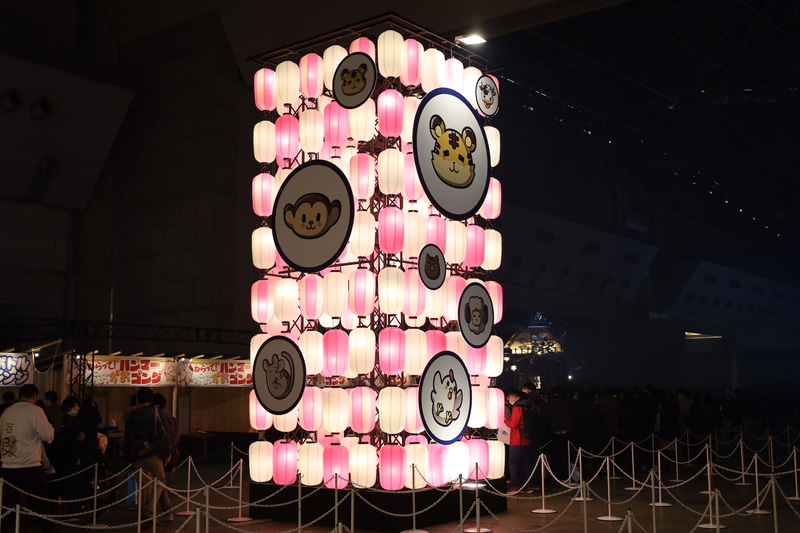 巨大な提灯やぐら。会場はまるでお祭りの雰囲気に