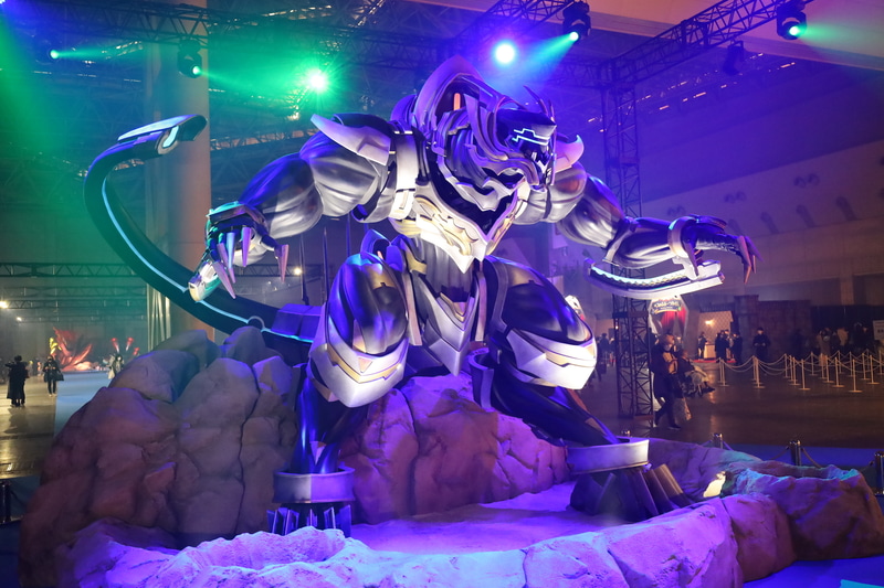 物販コーナー以外にもカチューシャやお面などちょっとしたグッズのワゴン販売が行われている