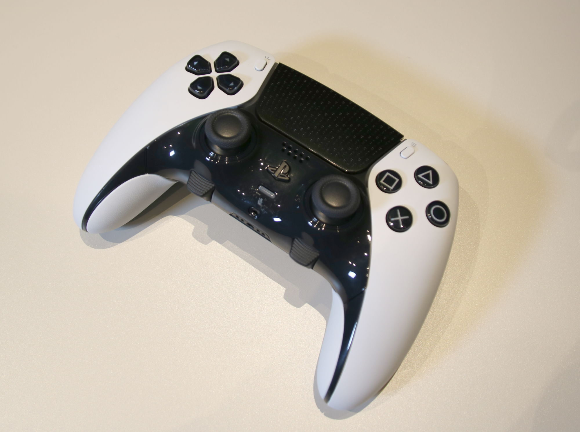 今回使用したDualSense Edge。おしゃれなデザインはそのままに背面ボタンなど幅広いカスタマイズが可能なコントローラー