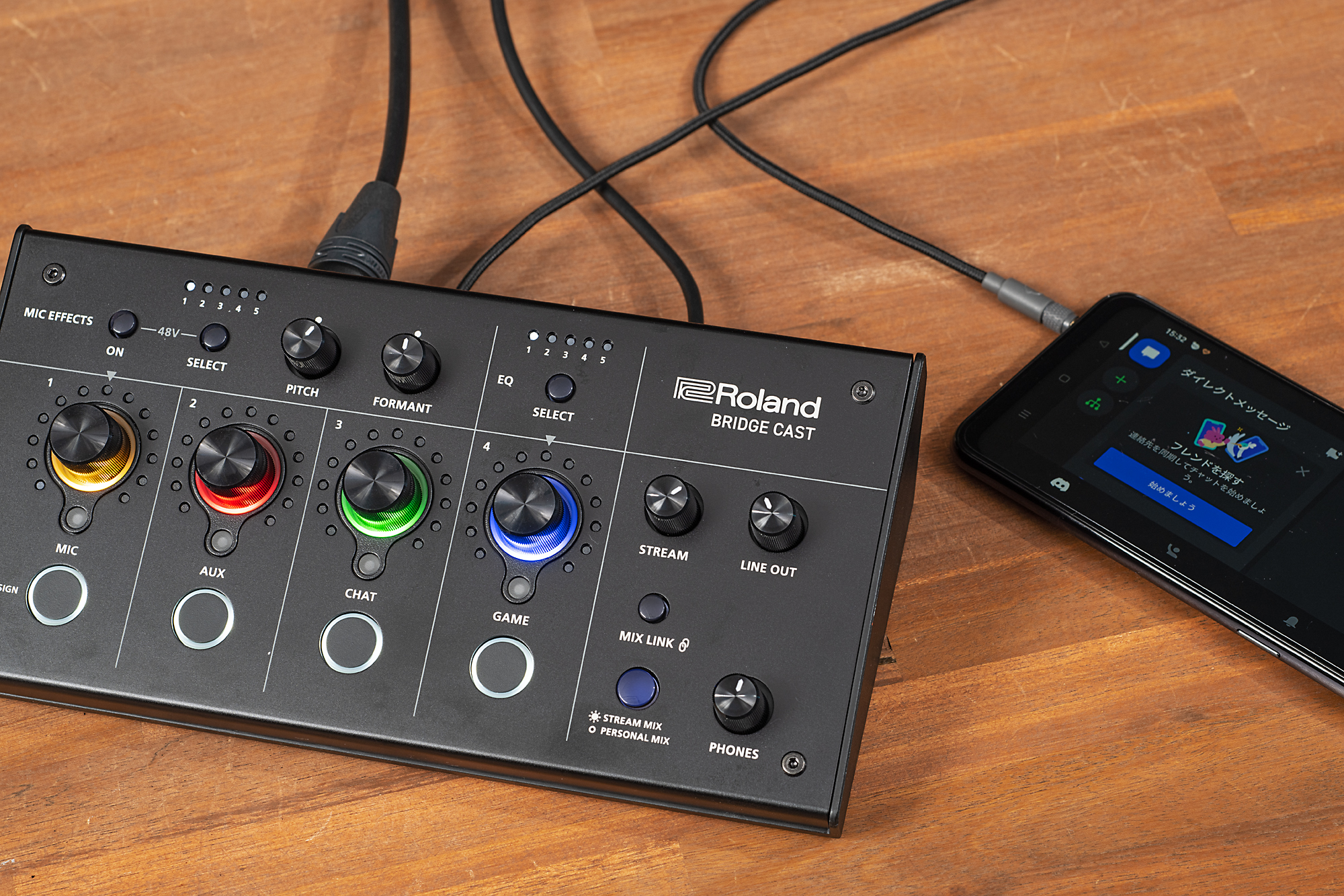 3.5mm4極ステレオミニプラグケーブルでスマホとAUX端子を繋げれば、LINE通話などスマホとの音声やりとりも「BRIDGE CAST」に集約できる