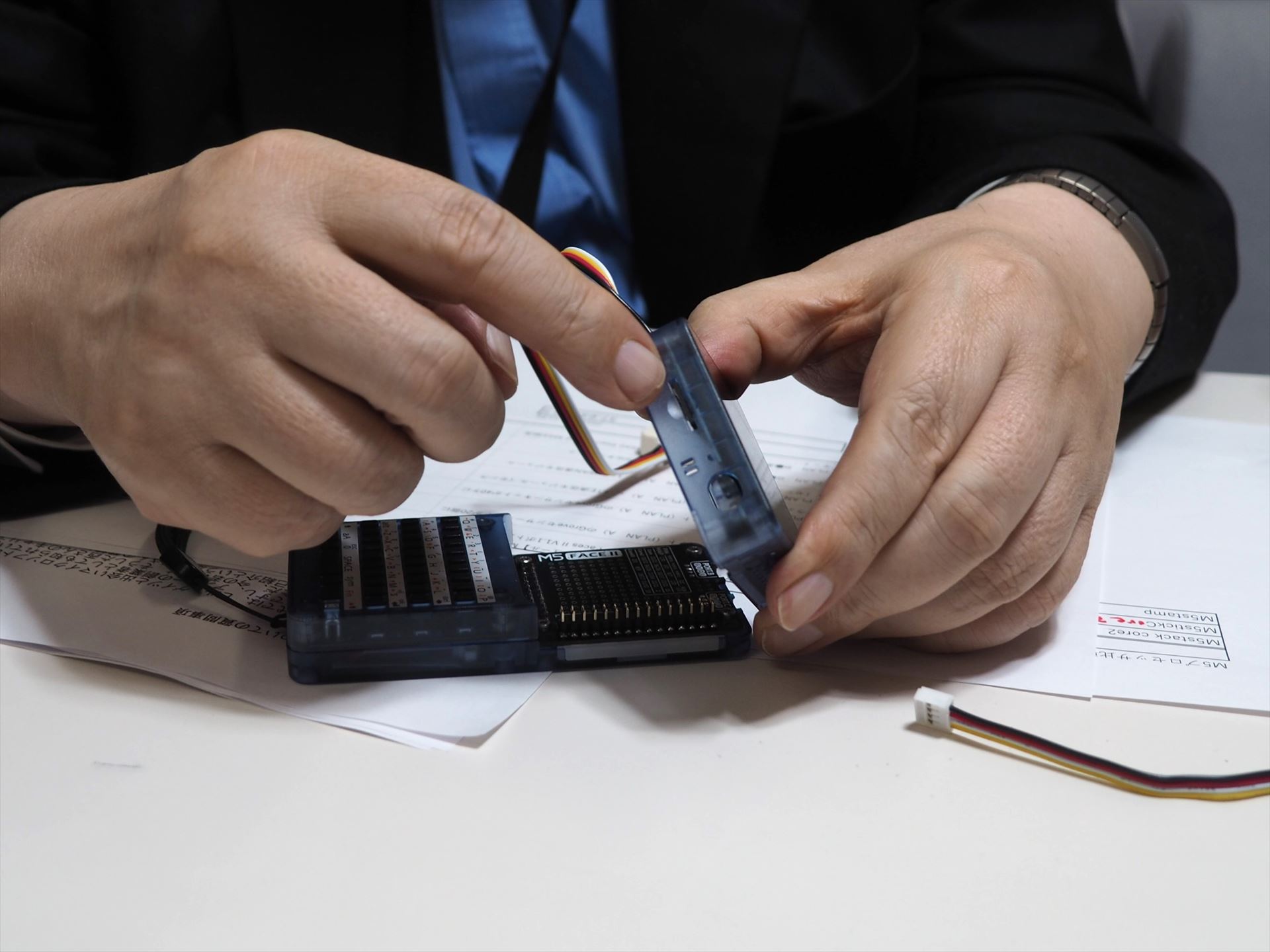 M5Stack Core2には、ここにカードスロットがあるが、現状のM5FacesIIに装着するとカードスロットが下側に来るので、カードを交換できない