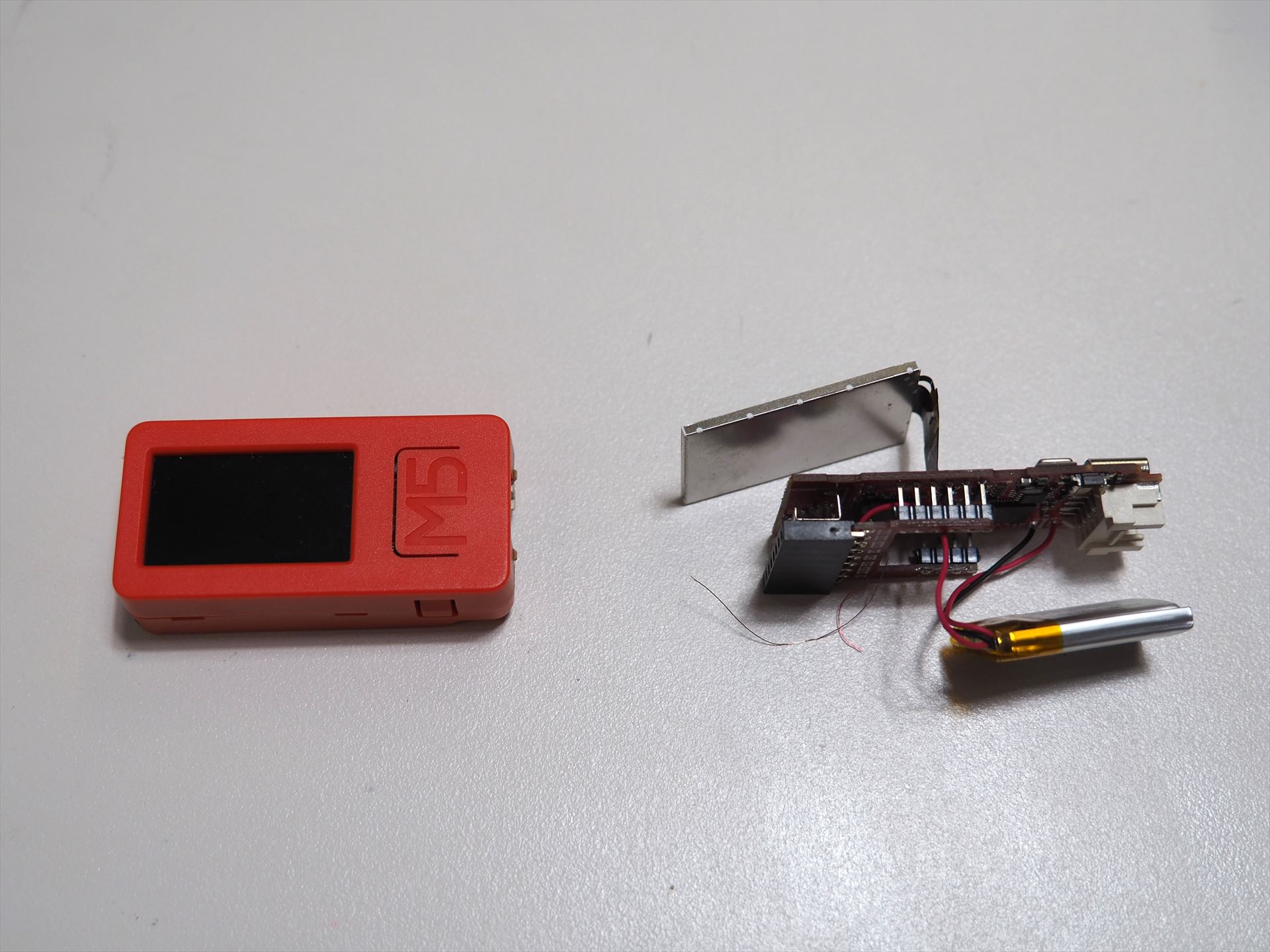 左がM5Stick、右はM5Stickを分解したもの。RAMを実装するスペースはある