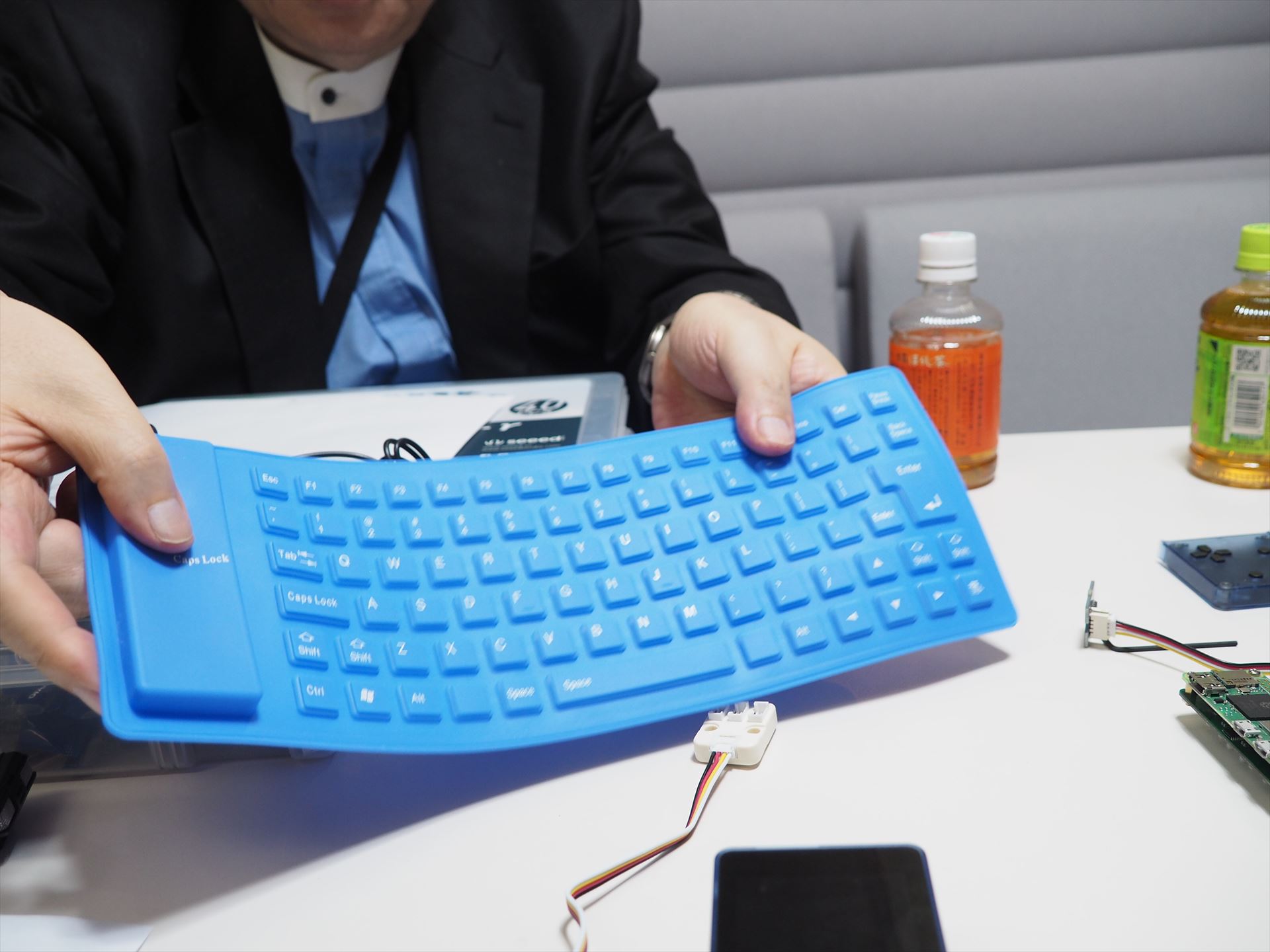 ゴムでできた巻けるキーボード