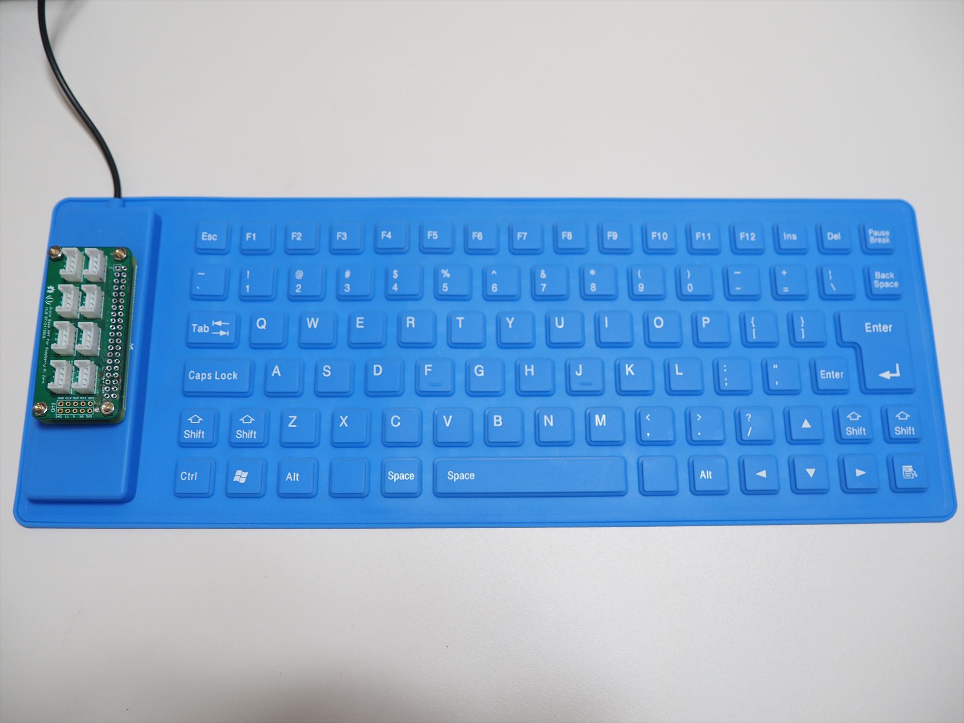 左側の大きなキーの中にRaspberry Pi ZeroベースのMSX0試作機を置いたところ