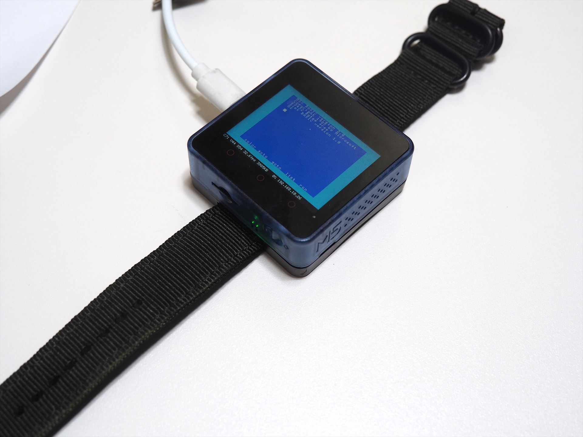 腕時計ケースを付ければ、このように腕に装着できる