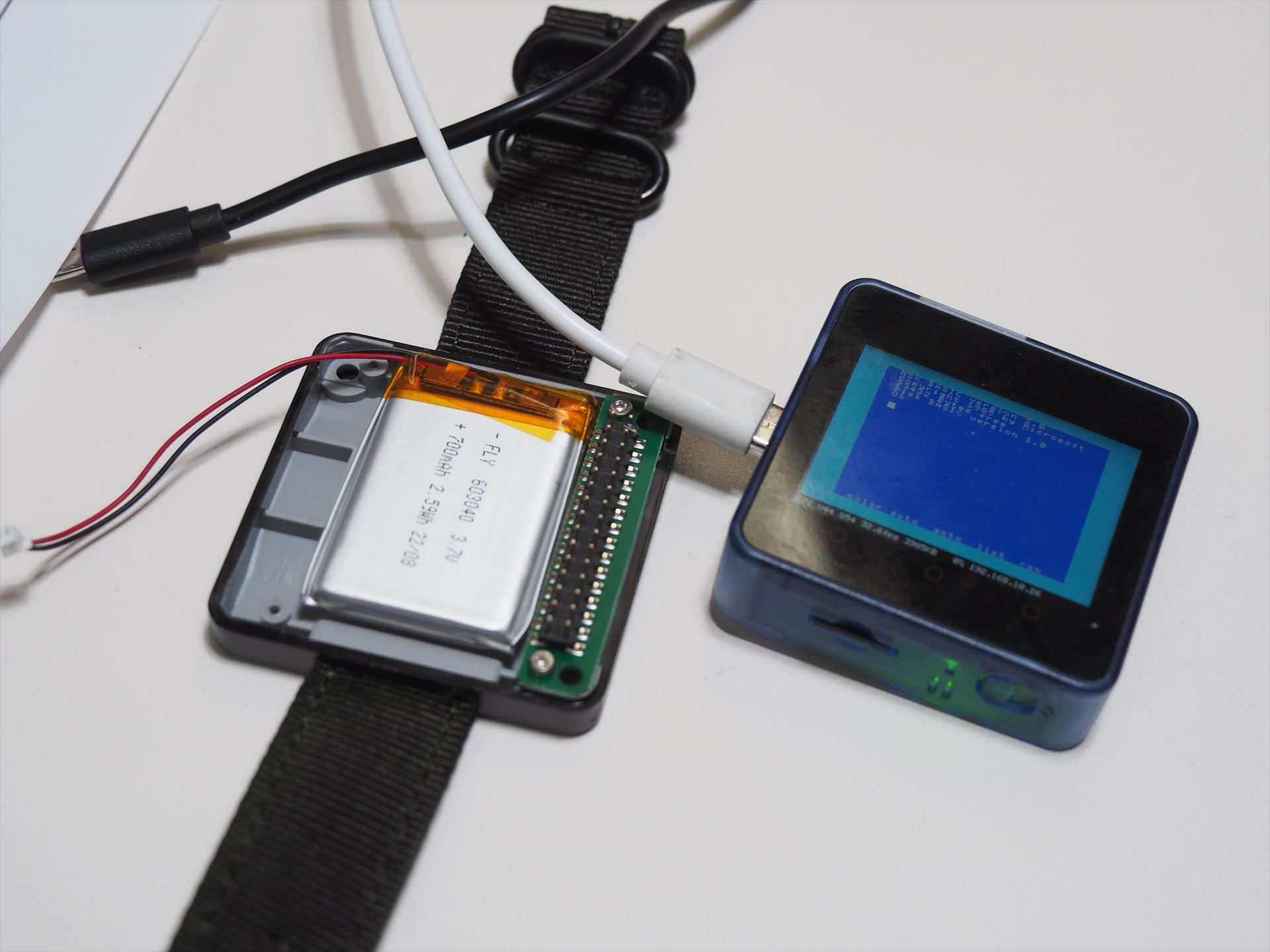 腕時計ケースにはリチウムポリマーバッテリーが搭載されている