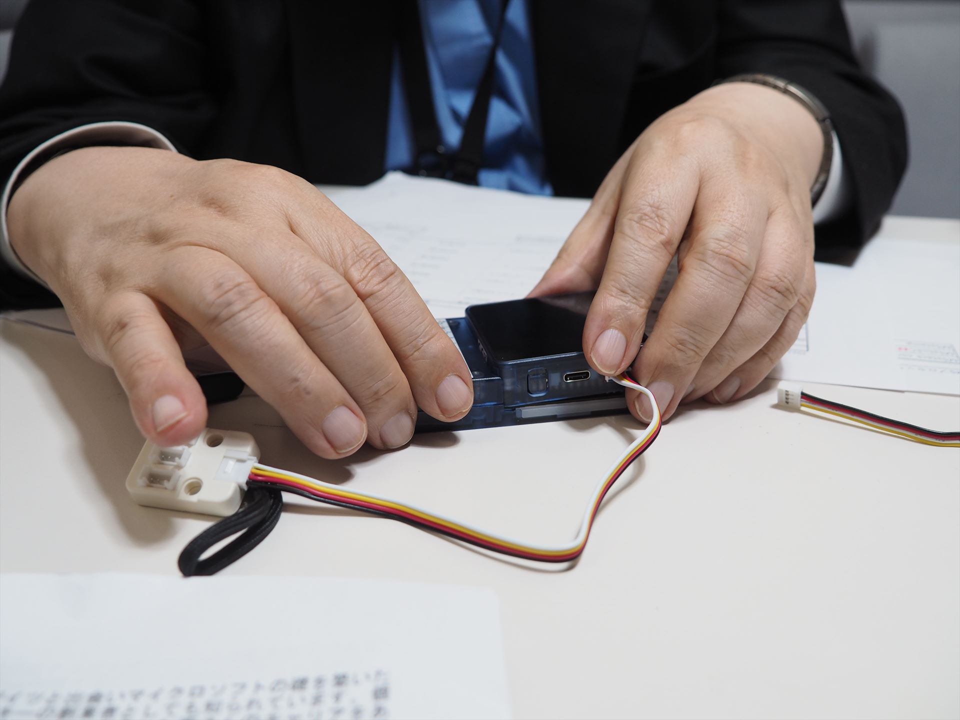 このようにGroveコネクターなどが右側に来るようになれば、カードスロットが上側になり、M5FacesIIに本体とキーボードを装着した状態でもカードを交換できる