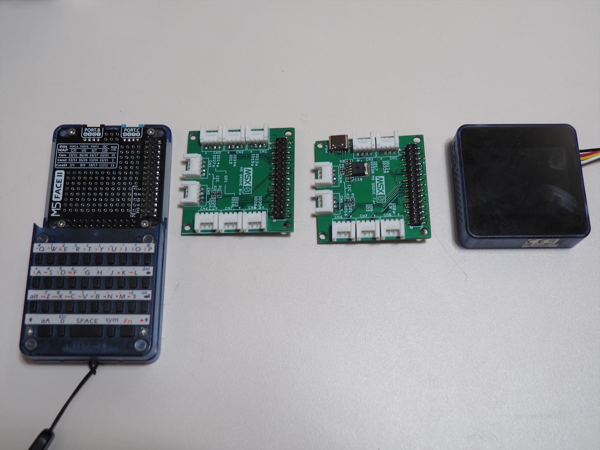 左からM5FacesIIのベース、Groveコネクタ拡張モジュール。USB Type-C搭載Groveコネクタ拡張モジュール、MSX0 Stack。順に重ねていける