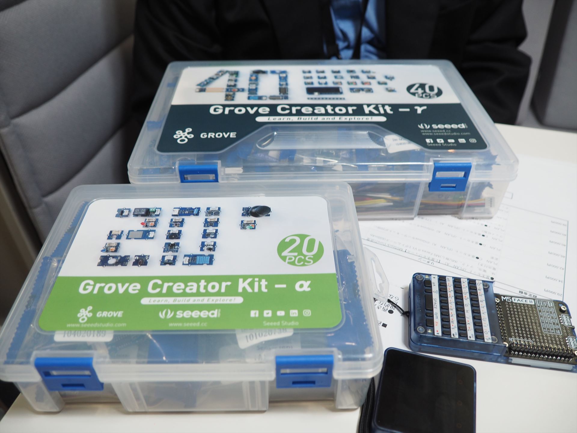 左手前がPLAN Cに含まれる20個入りGroveセンサーキット、奥がPLAN Dに含まれる40個入りGroveセンサーキット