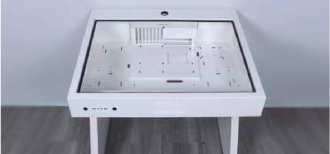 透明な強化ガラスの中にゲームPC環境を収納！ ゲーミングデスク