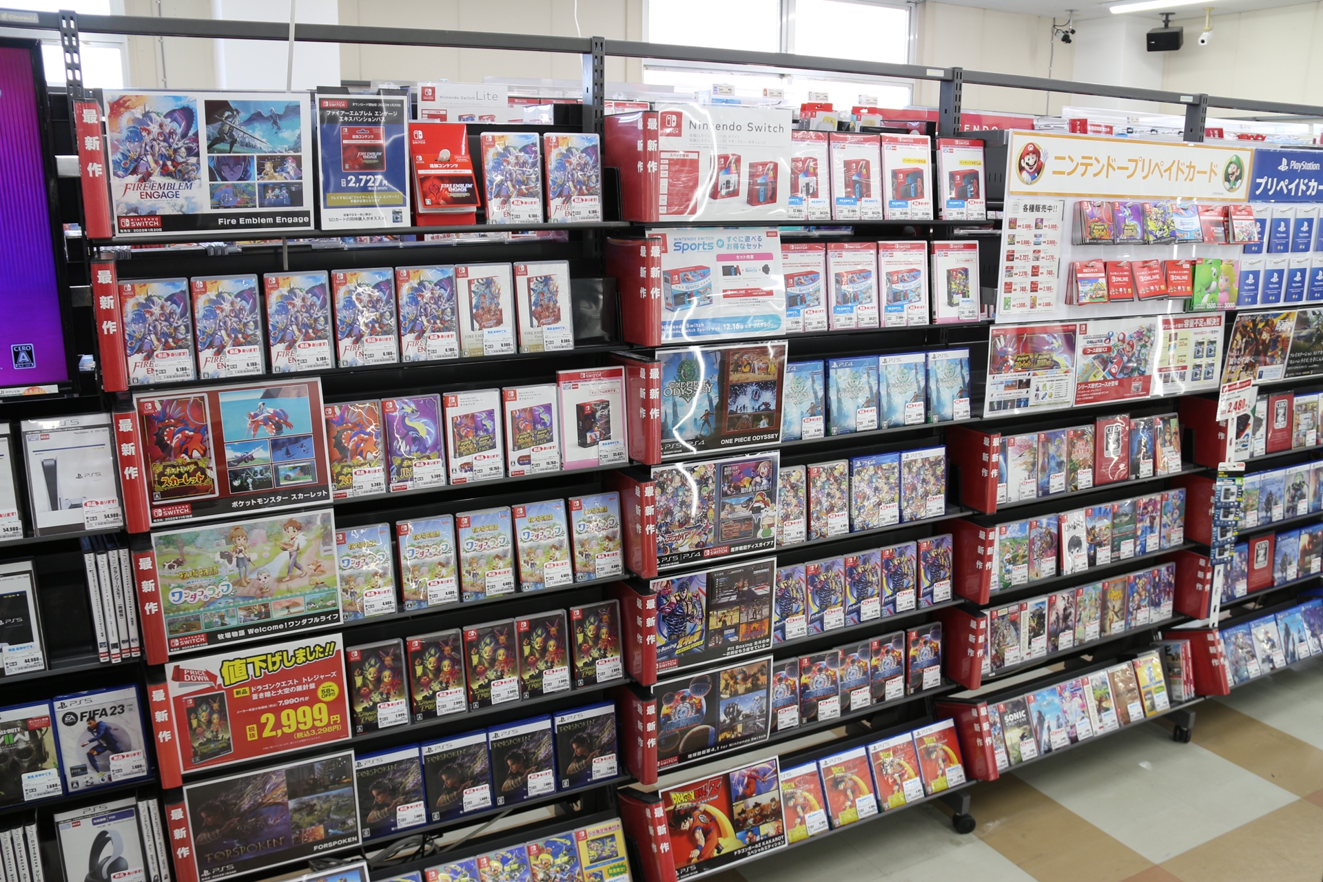 ゲオ北新宿店の店内の様子。ゲームコーナーは充実の品揃え