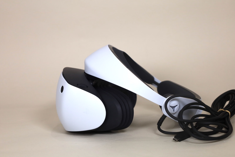 ヘッドセットの両サイドにうっすらとプレイステーションのロゴが