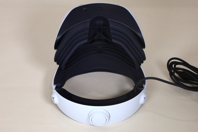 後ろには頭の大きさに合わせて調整できるダイヤル付き。とても操作がしやすい