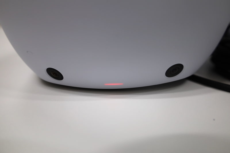 PSVR2側電源ボタンを押すとランプが赤から白に。これでスタンバイOKだ