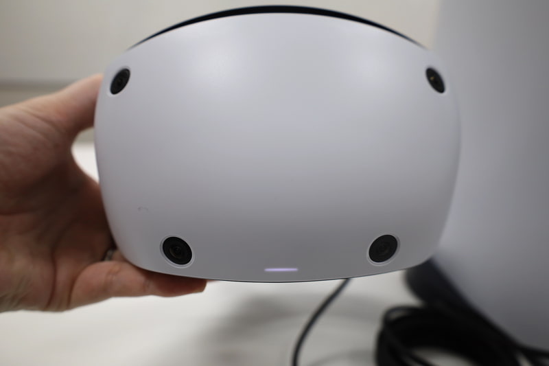 PSVR2側電源ボタンを押すとランプが赤から白に。これでスタンバイOKだ