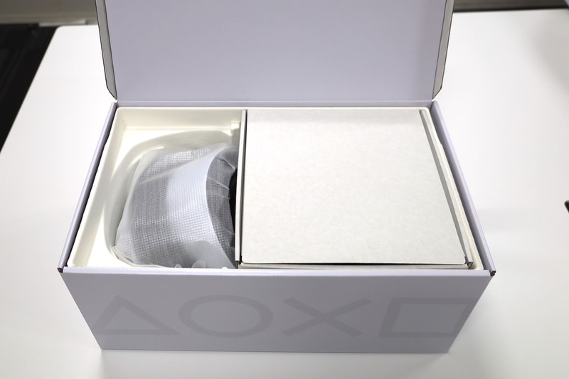 内箱の中にさらに小さな箱。本体がお目見えするまでのこの段階的な焦らしもワクワク感を演出してくれる。