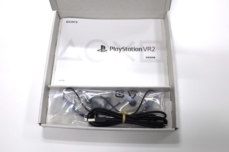 小さな箱の中身はイヤホン、USBケーブル、取扱説明書。イヤホンは交換用のイヤーピースも付属