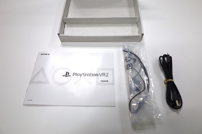 小さな箱の中身はイヤホン、USBケーブル、取扱説明書。イヤホンは交換用のイヤーピースも付属