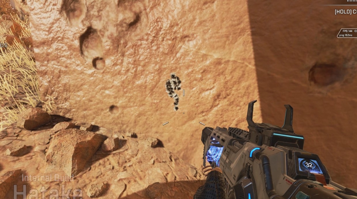 壁を撃った際にリコイルを確認。序盤は上振れするが、撃ち続けると大人しくなる