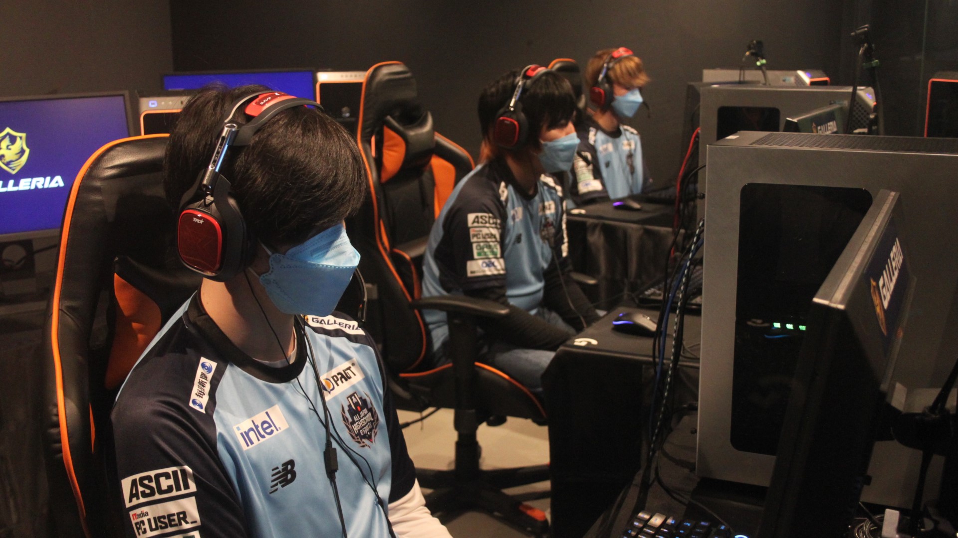 手前から、Furlash選手、Lunatic選手、Motikun選手