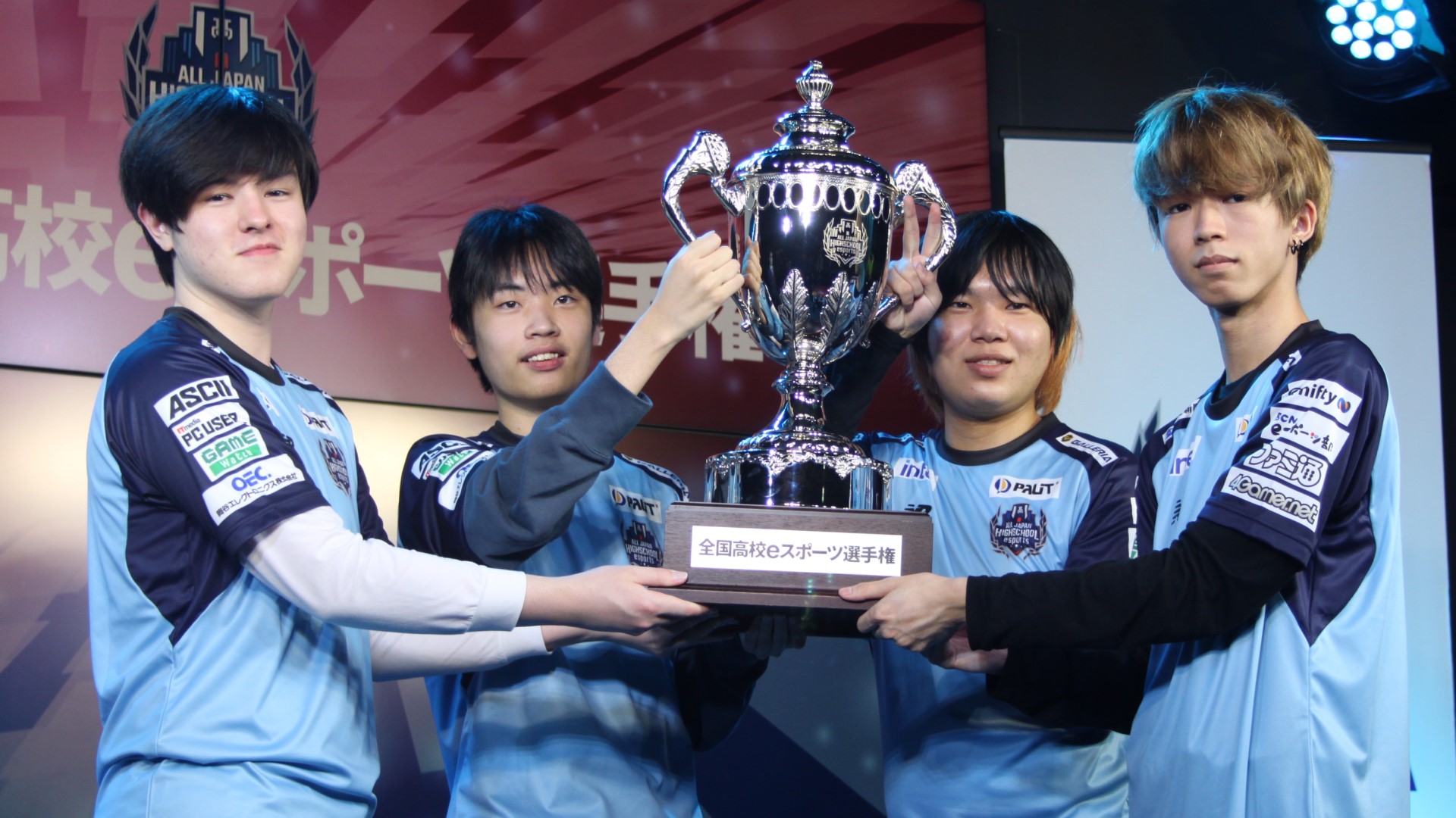 トロフィーを掲げる「ねこなま」