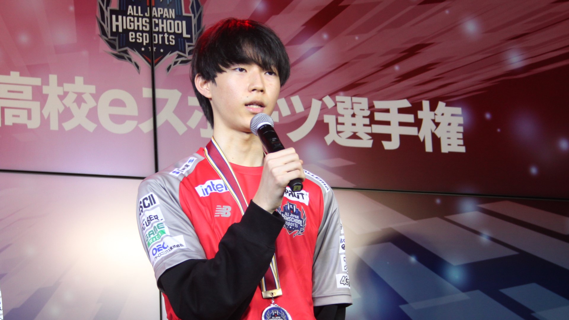 コメントを述べるArinko選手