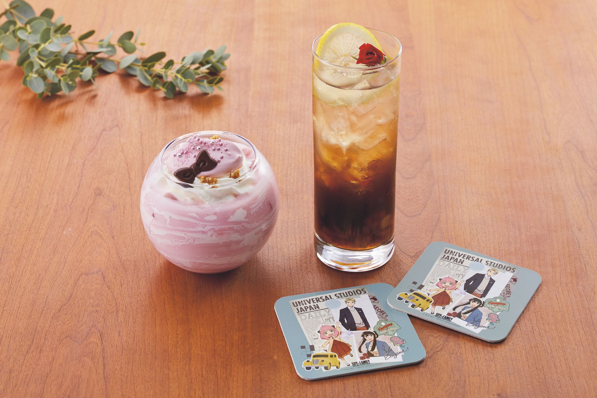 【A】アーニャ×ボンド わくわくドリンク～いちごみるく～（価格：800円）、【B】ロイド×ヨル 仮初め夫婦ドリンク～アップル＆コーヒーソーダ～（価格：800円）