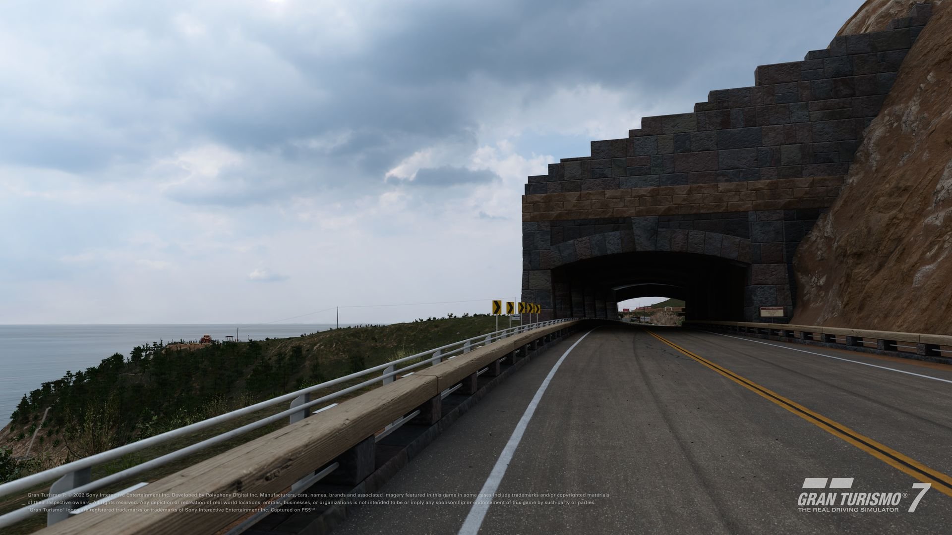 「グランツーリスモ」シリーズを代表する往年のテクニカルコース「グランバレー」が完全リニューアルを遂げ、装いも新たに復活します。「ハイウェイ 1」と名付けられたロングレイアウトは、スロットル全開で駆け抜けるハイスピード区間と、回り込むようなタイトコーナーが連続するテクニカル区間を併せ持つチャレンジングなコース。全長が約2000mほど短いショートレイアウト「サウス」は、激しいアップダウンに加えて、小さなブラインドコーナーが連続するスリリングなコースになっています。広大な海と山、そして巨大な橋とトンネル___。海岸線ならではのダイナミックなロケーションで、まるでワインディングロードを思わせる爽快なドライビングが楽しめます。