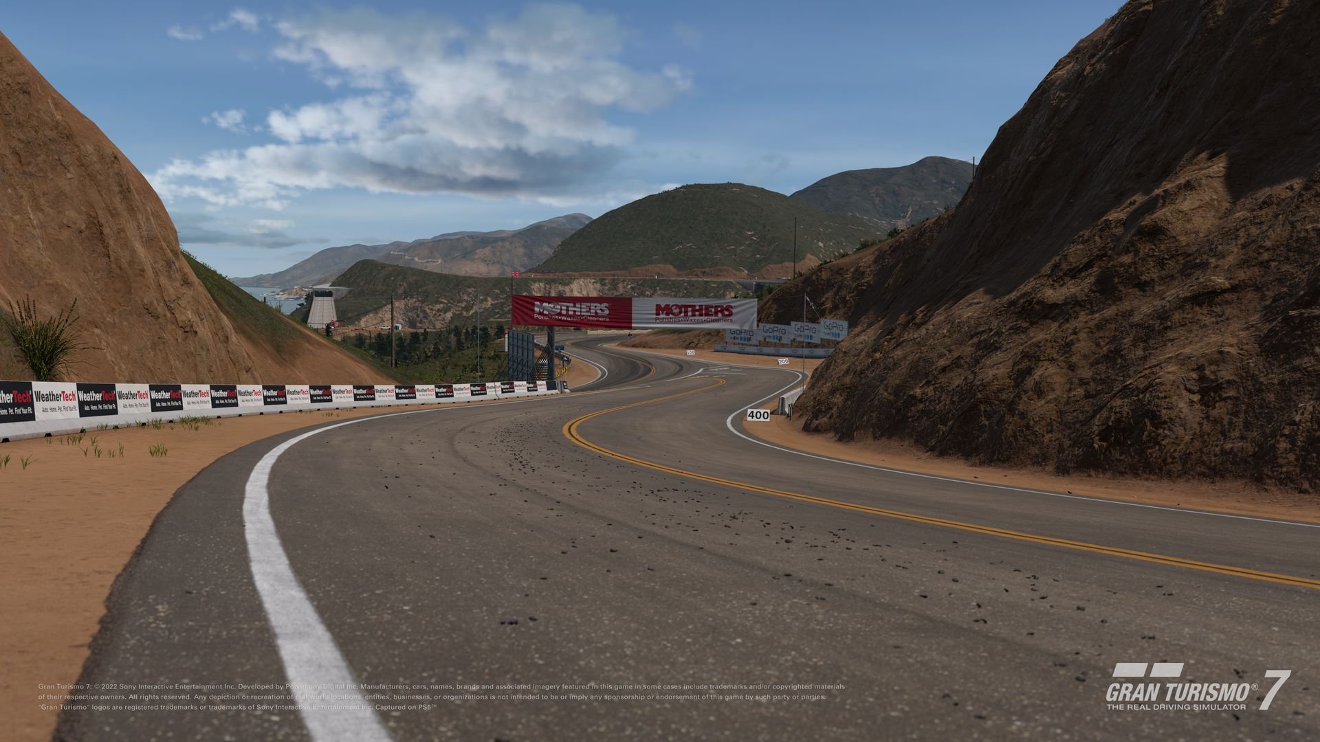 「グランツーリスモ」シリーズを代表する往年のテクニカルコース「グランバレー」が完全リニューアルを遂げ、装いも新たに復活します。「ハイウェイ 1」と名付けられたロングレイアウトは、スロットル全開で駆け抜けるハイスピード区間と、回り込むようなタイトコーナーが連続するテクニカル区間を併せ持つチャレンジングなコース。全長が約2000mほど短いショートレイアウト「サウス」は、激しいアップダウンに加えて、小さなブラインドコーナーが連続するスリリングなコースになっています。広大な海と山、そして巨大な橋とトンネル___。海岸線ならではのダイナミックなロケーションで、まるでワインディングロードを思わせる爽快なドライビングが楽しめます。