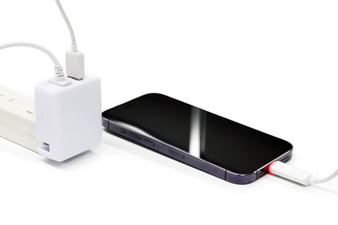 2in1のマルチ端子でSwitch本体などの充電が可能なACアダプタ「マルチ
