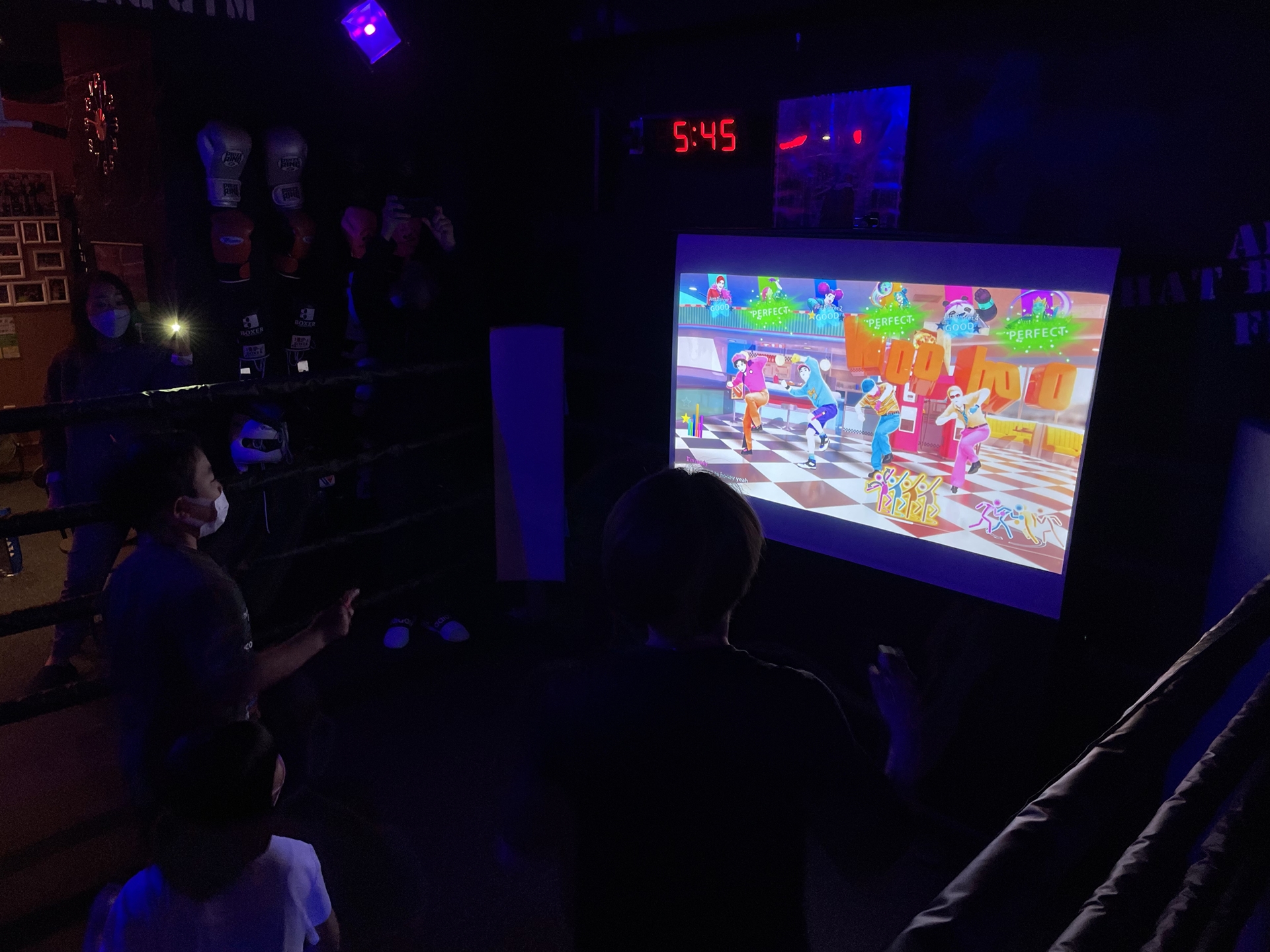 画面上には開始前に選択したコーチが登場し、ダンスのポーズなどを画面右下で指導してくれる