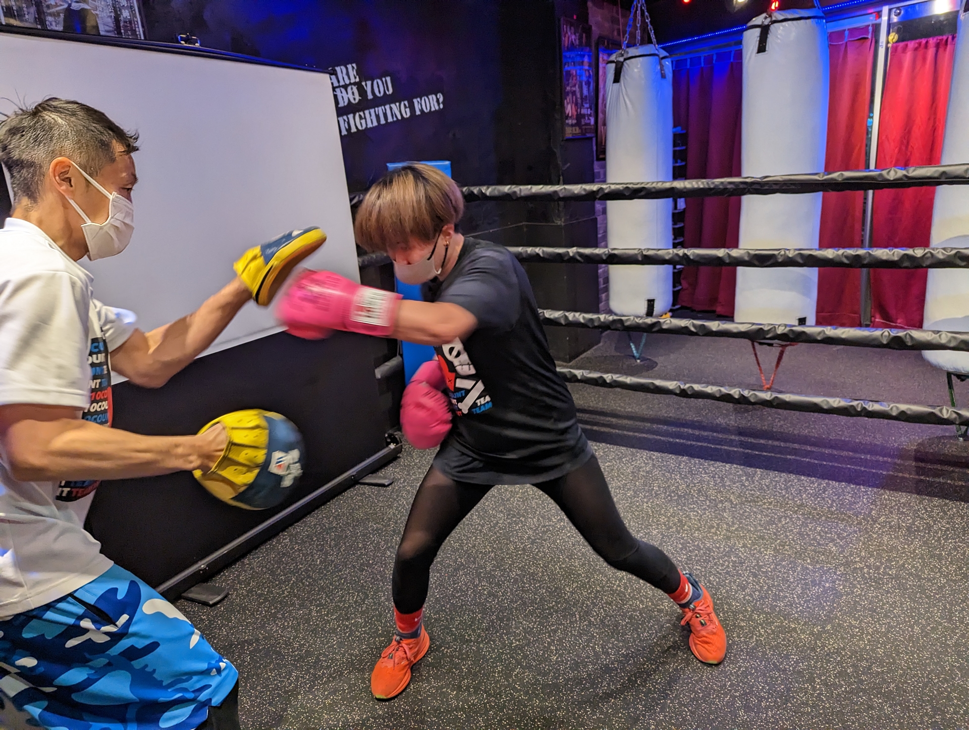ミット打ちの様子も見せてもらったが、特に松田選手は別人のような表情となり、軽やかにそして、勢いのあるパンチを連続させる