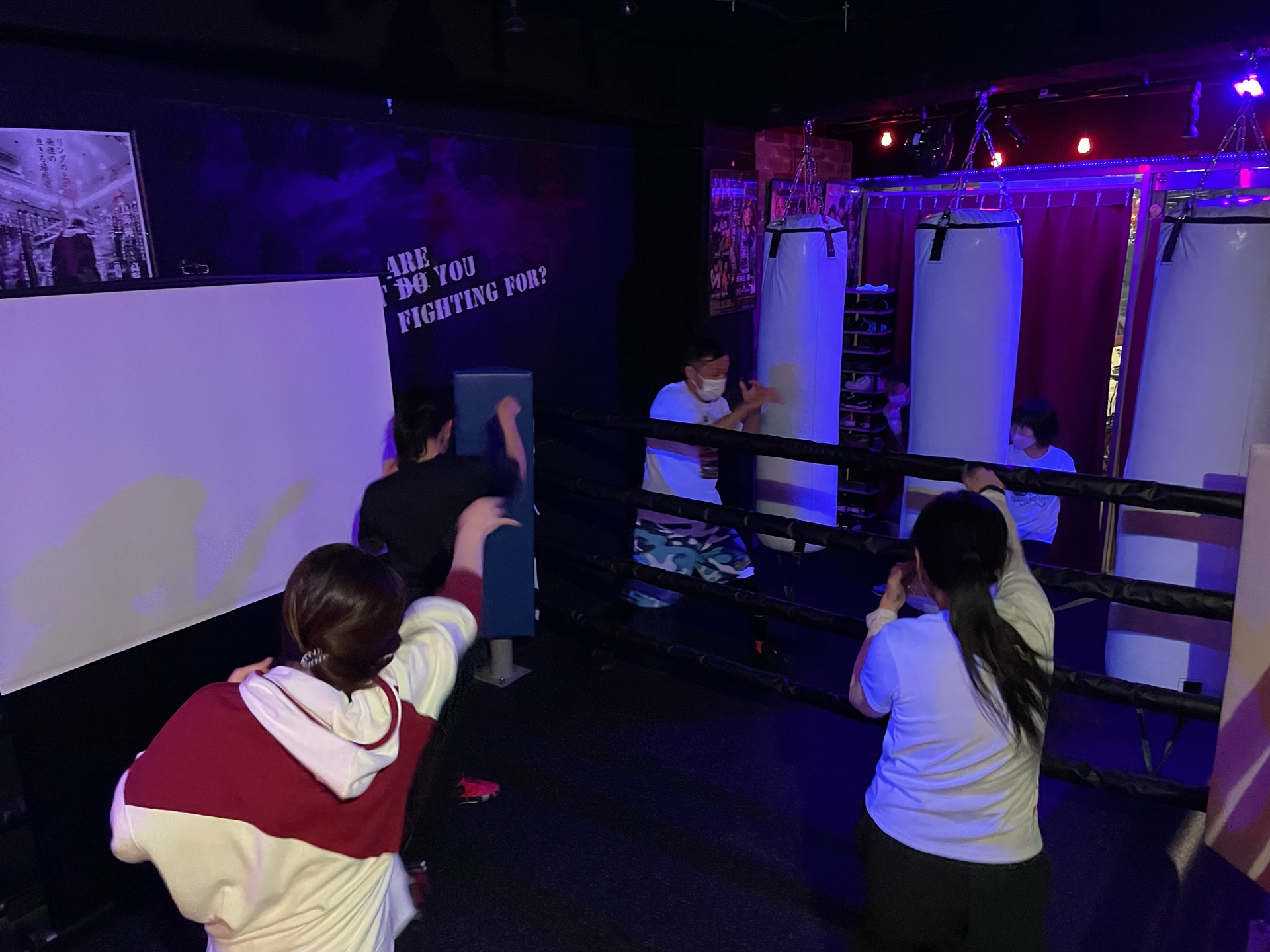 エクササイズの様子も見学させてもらったが、リズミカルなダンスミュージックと鳥海会長の掛け声に合わせて楽しそうに、そしてかなりハードにシャドーボクシングを行なう会員の皆さんを見ていると、鳥海会長の掛け声以外はほぼ「ジャストダンス2023エディション」だこれ！