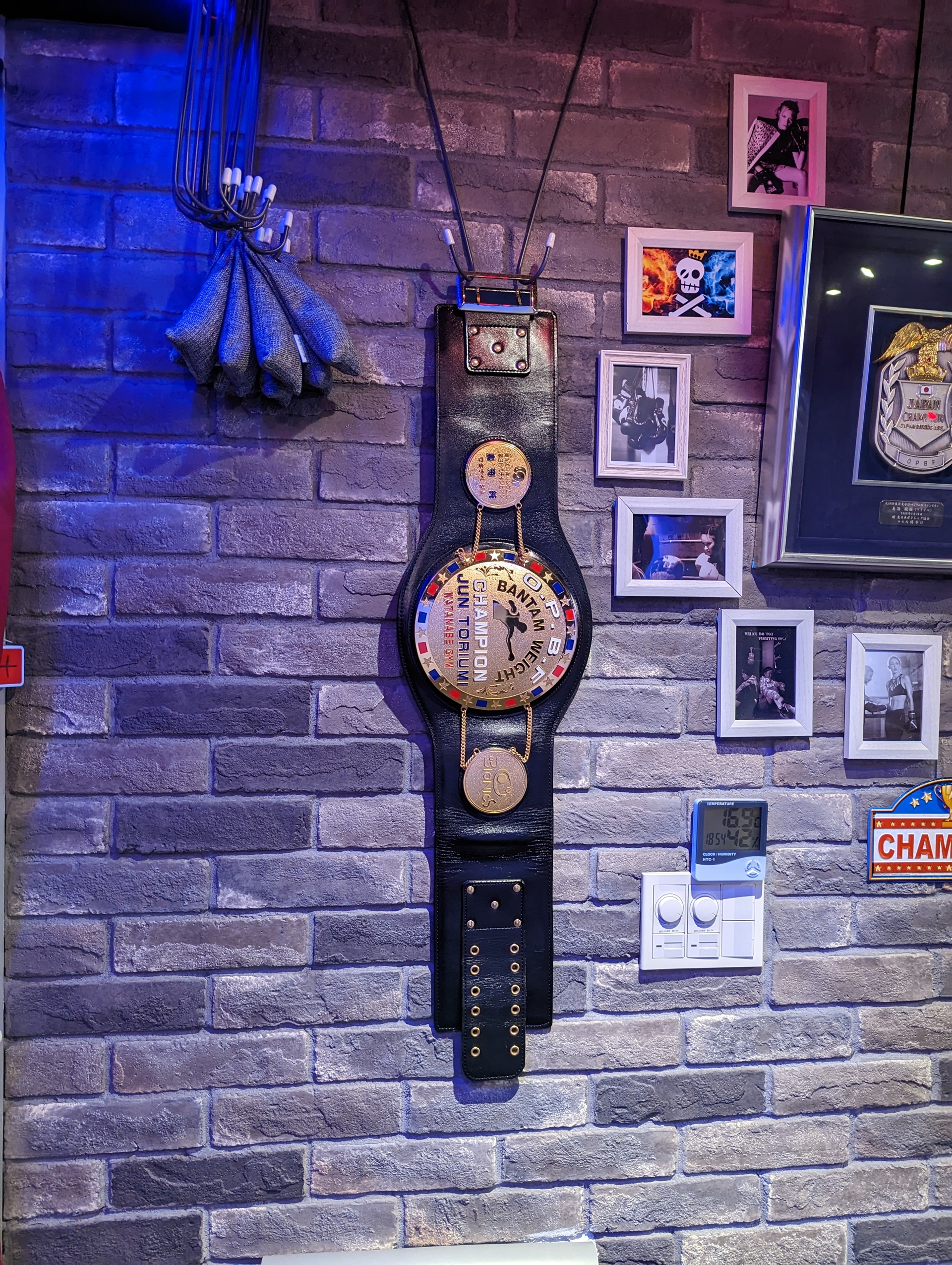 ジムには鳥海会長の元OPBF東洋太平洋バンタム級チャンピオンベルトが飾られている