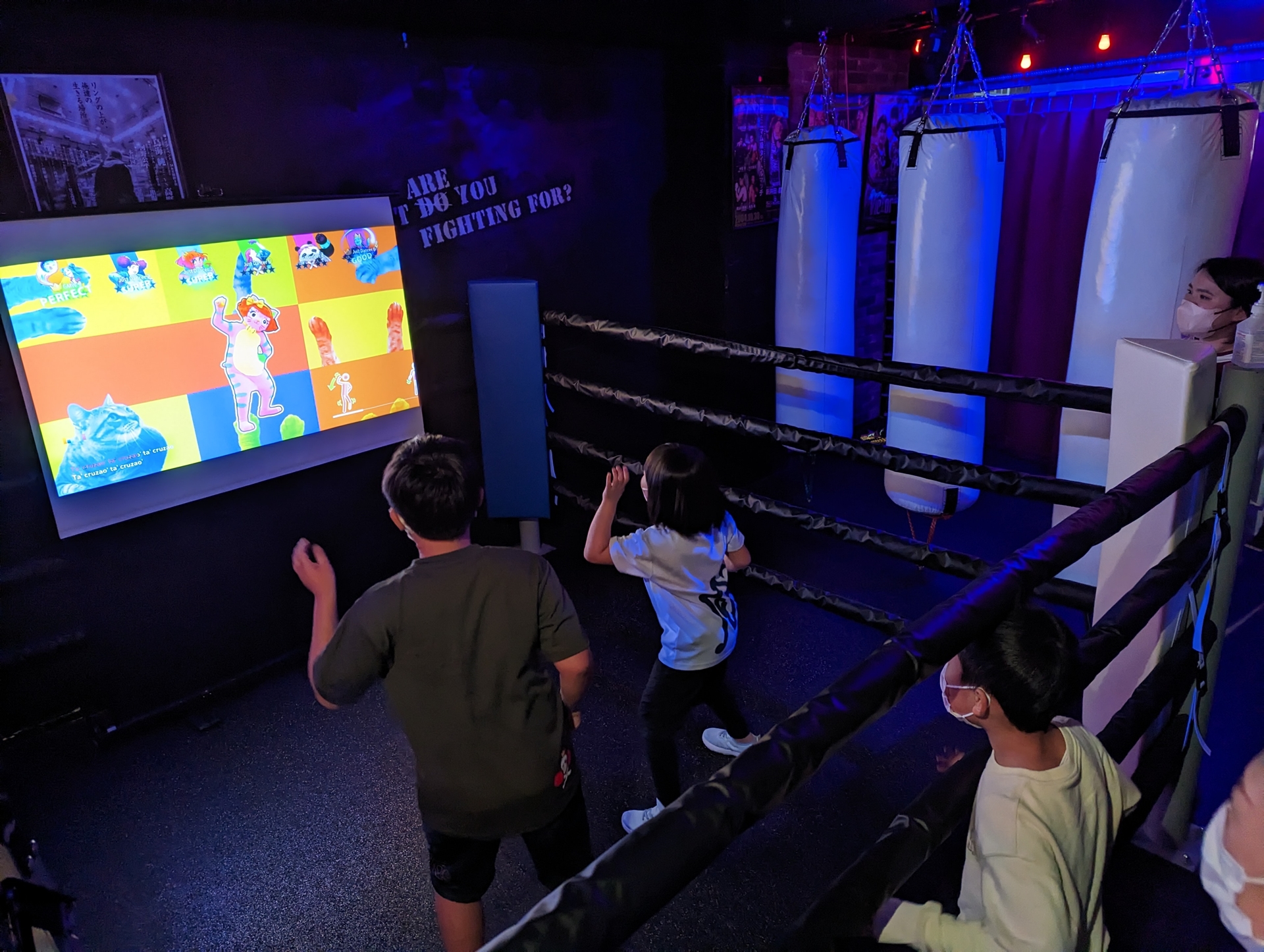 子供たちと松田選手のお気に入りはToño Rosarioの「Kulikitaka」というスペイン語の歌で、ドミニカのヒット曲だそうだが、独特のボーカルとリズムがクセになる1曲だ