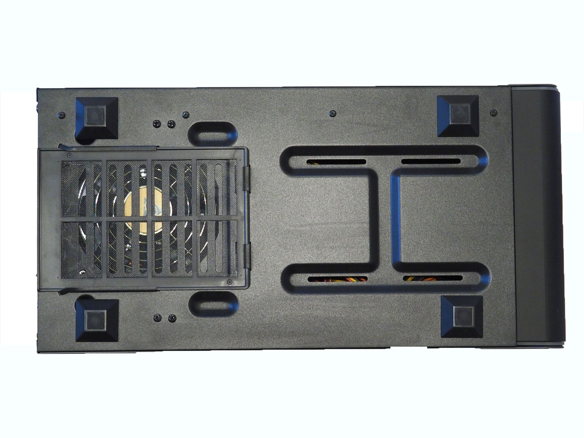 底面には電源ユニットファンへのホコリの吸い込みを防ぐフィルタが装着されている