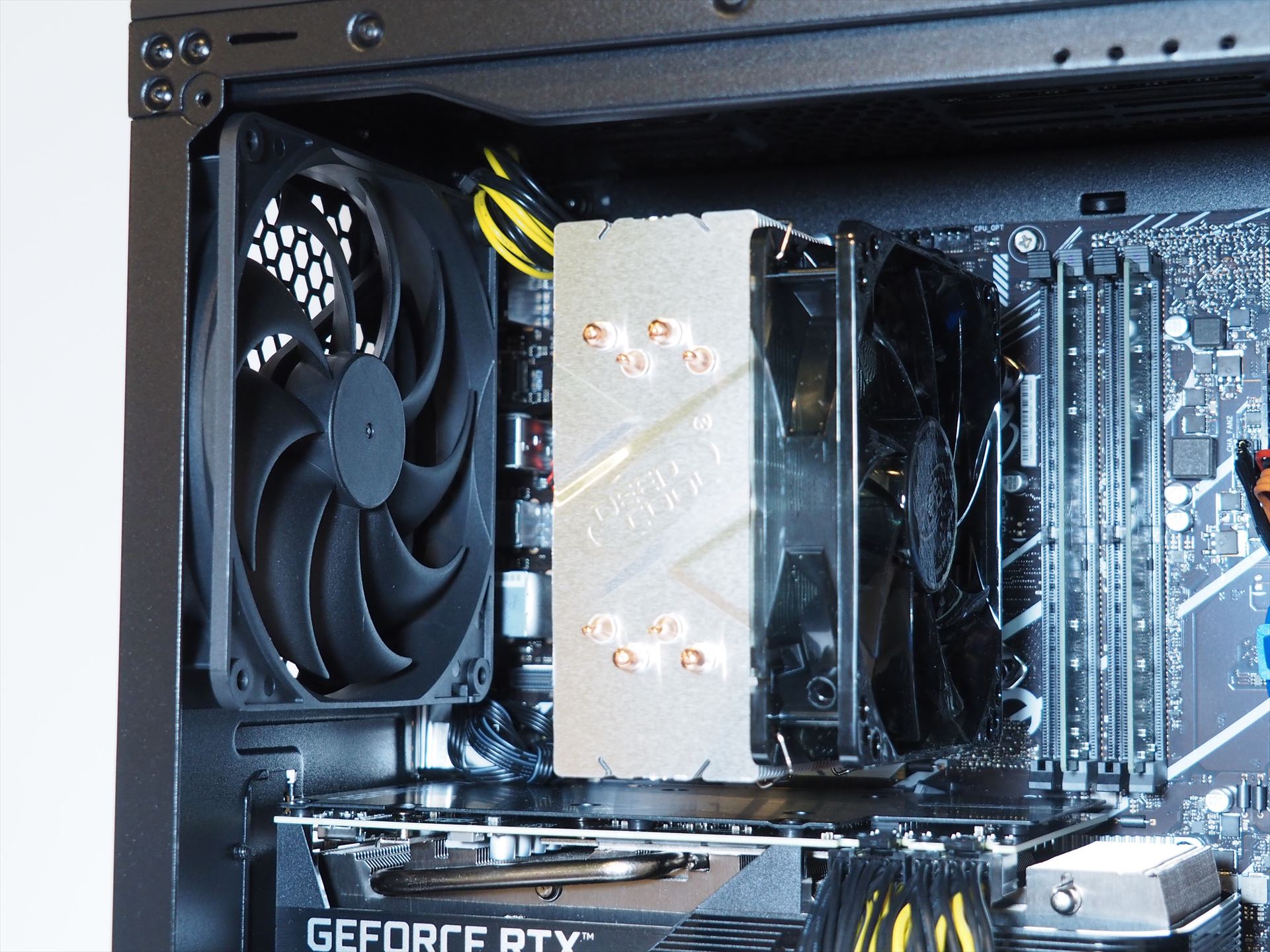 CPUには大型ファンを搭載したCPUクーラーが装着されており、リアには140mm静音ファンが搭載されている