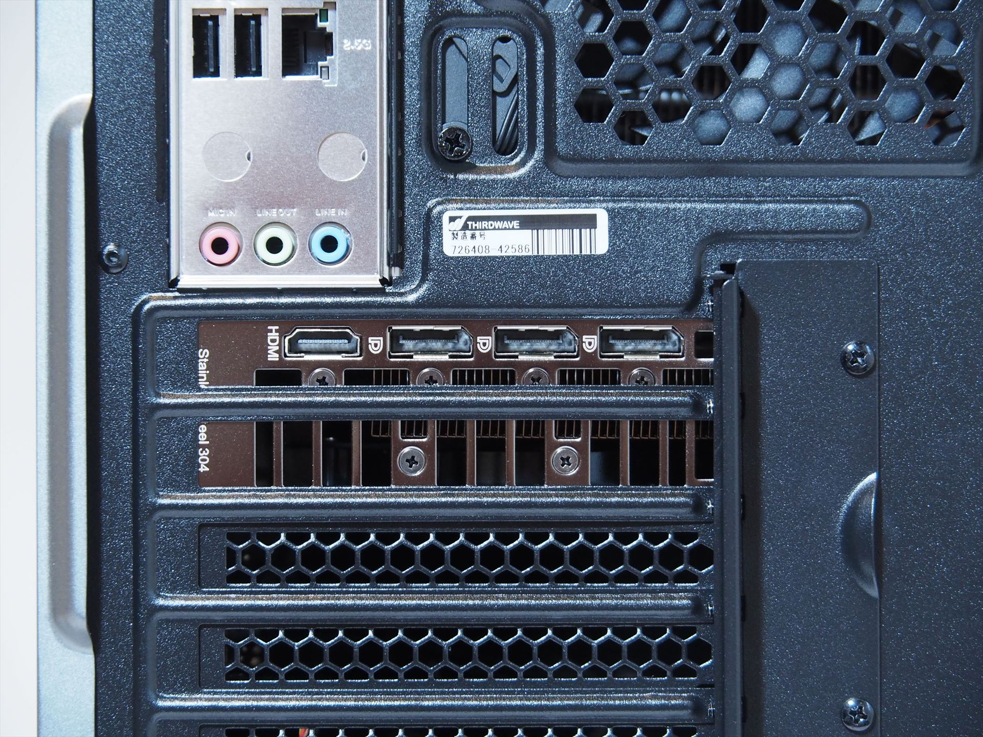 HDMI×1とDisplayPort×3という仕様だ